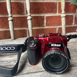 Nikon CoolPlx B500 digital camera and camera bag
